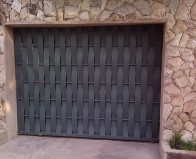 Portão modelo tiras de chapa - Foto 1