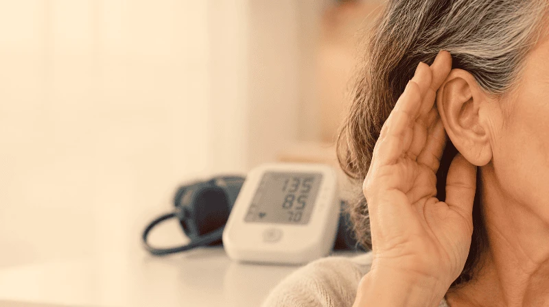 Hipertensão pode causar perda auditiva? Entenda a relação entre pressão alta e saúde dos ouvidos