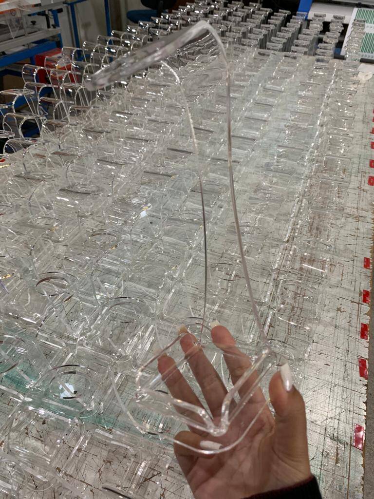 Acrílico ou vidro: qual dá mais lucro para o seu negócio?
