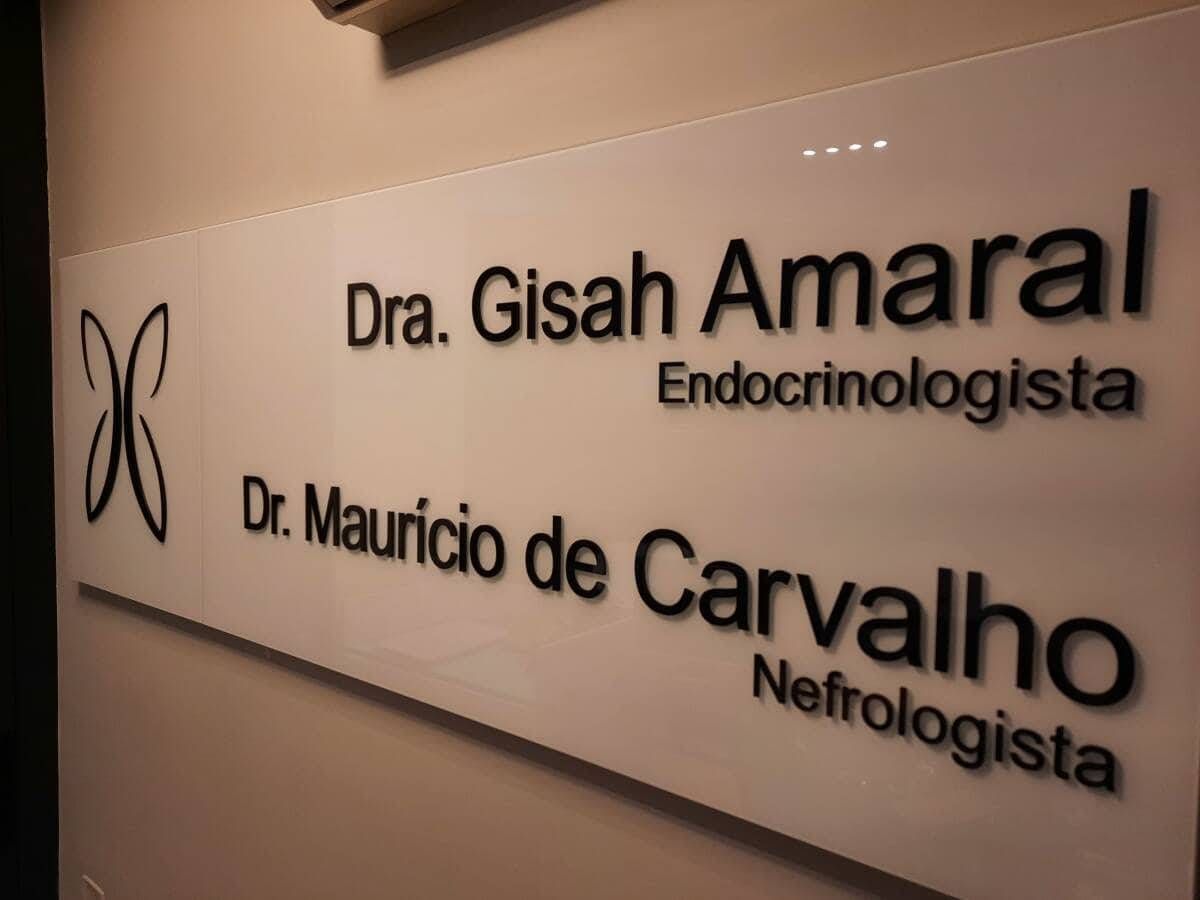 Acrílico, PVC ou ACM: Qual Material Escolher para sua Comunicação Visual?