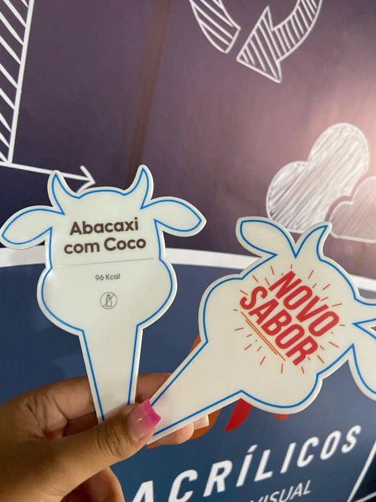 Display Promocional: Acrílico ou PVC? Descubra Qual é a Melhor Escolha