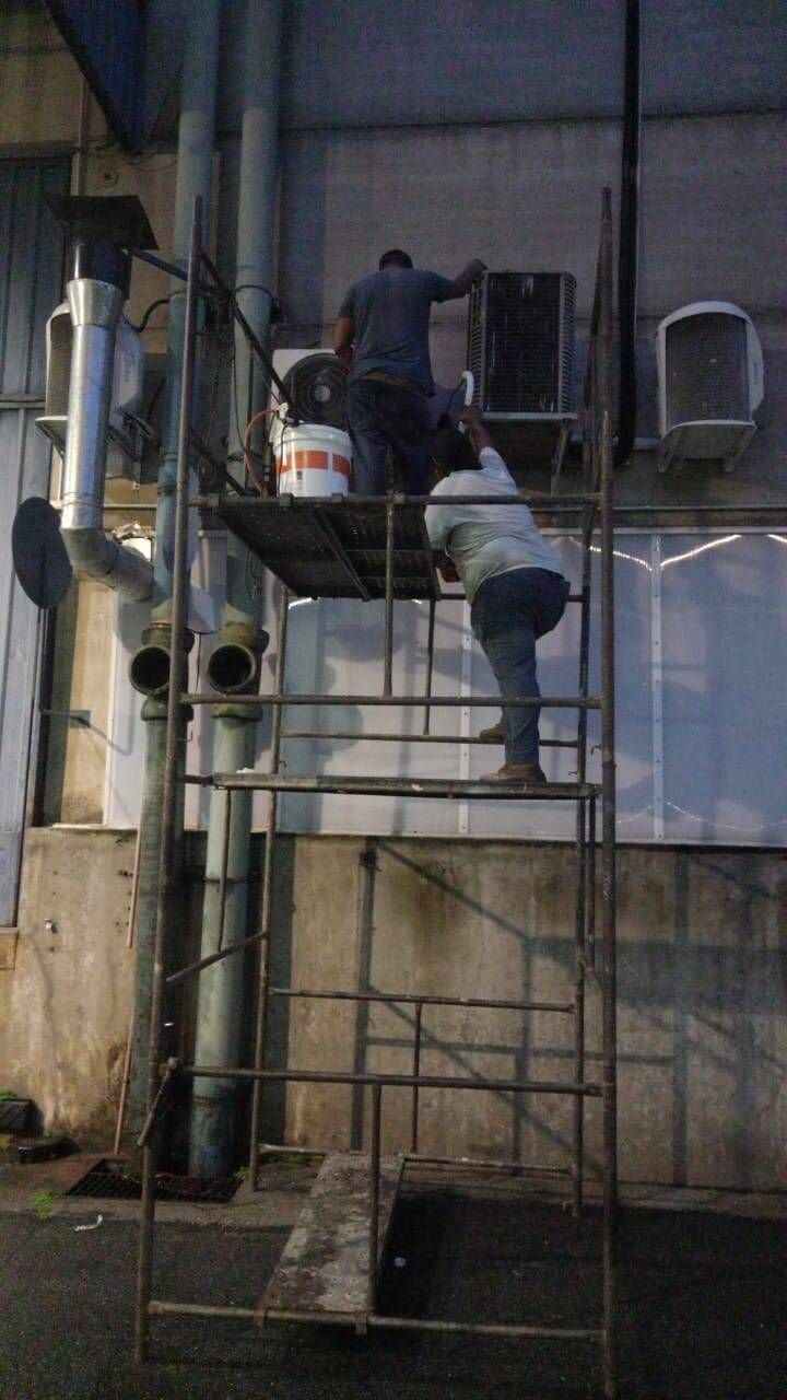 Instalação noturna - unidade condensadora