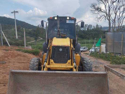 Retroescavadeiras - Foto 1