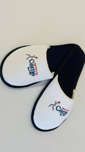 Pantufa Fechada Bordada <br> R$45.90 - Foto 1