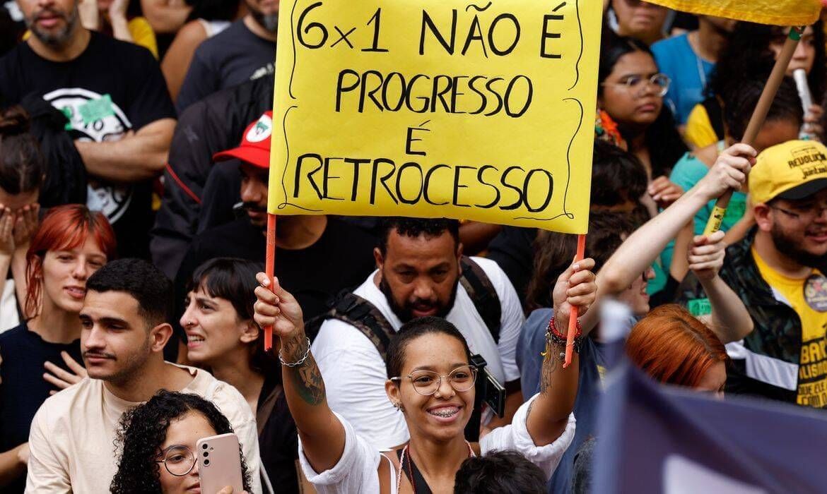 Movimentos sociais lançam plebiscito sobre escala 6x1 e isenção de IR