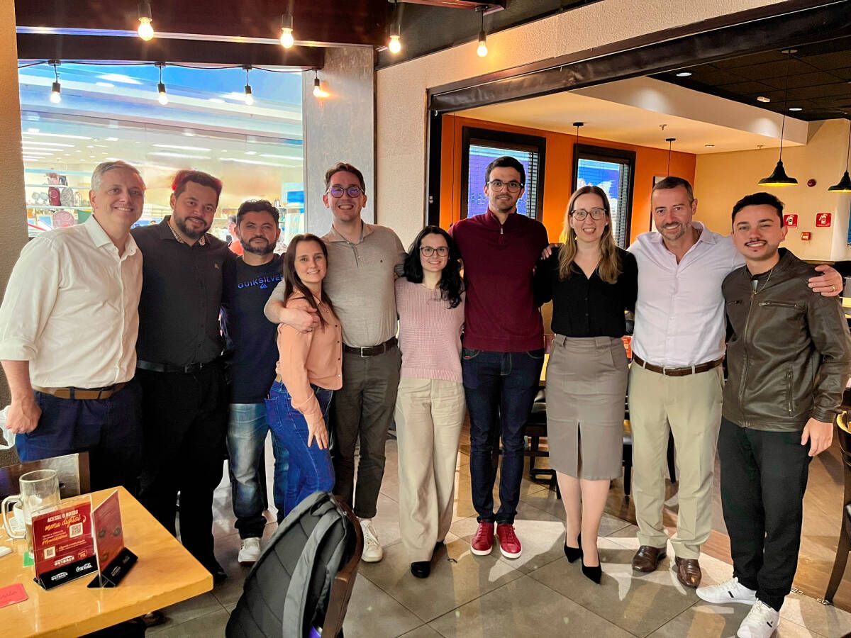 Equipe toda reunida em um grande almoço