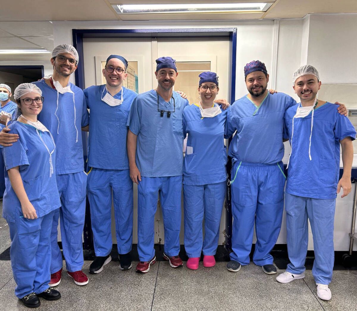 Equipe da cirurgia final de uma linda jornada