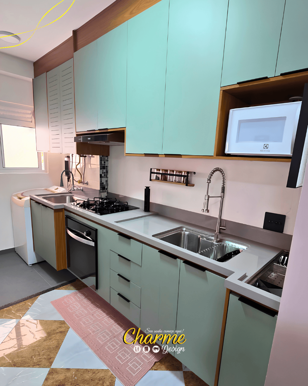 Cozinha Planejada em Louro Freijó e Verde Jade: Modernidade e Sofisticação