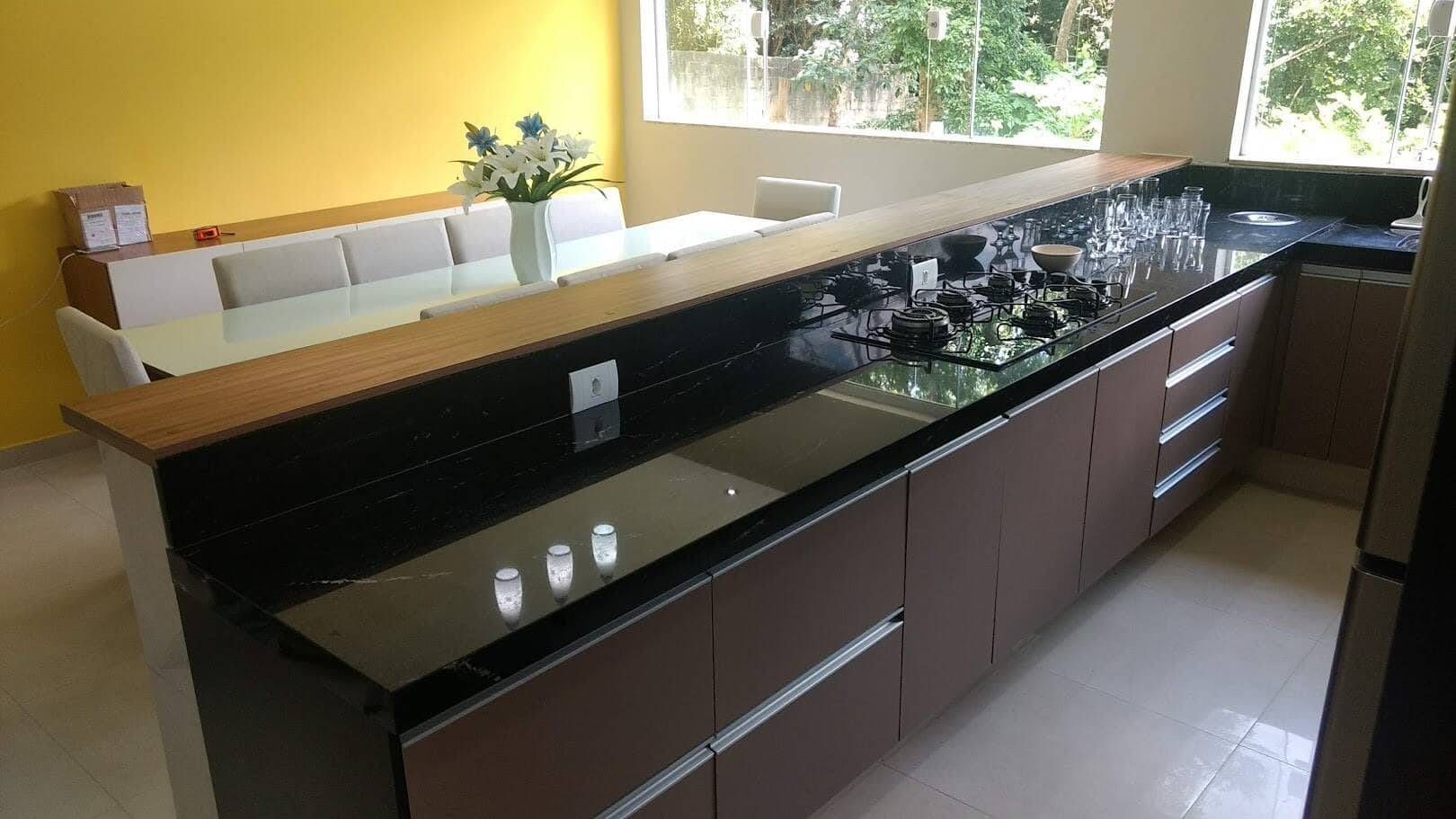 Ilha central na cozinha: estilo e praticidade