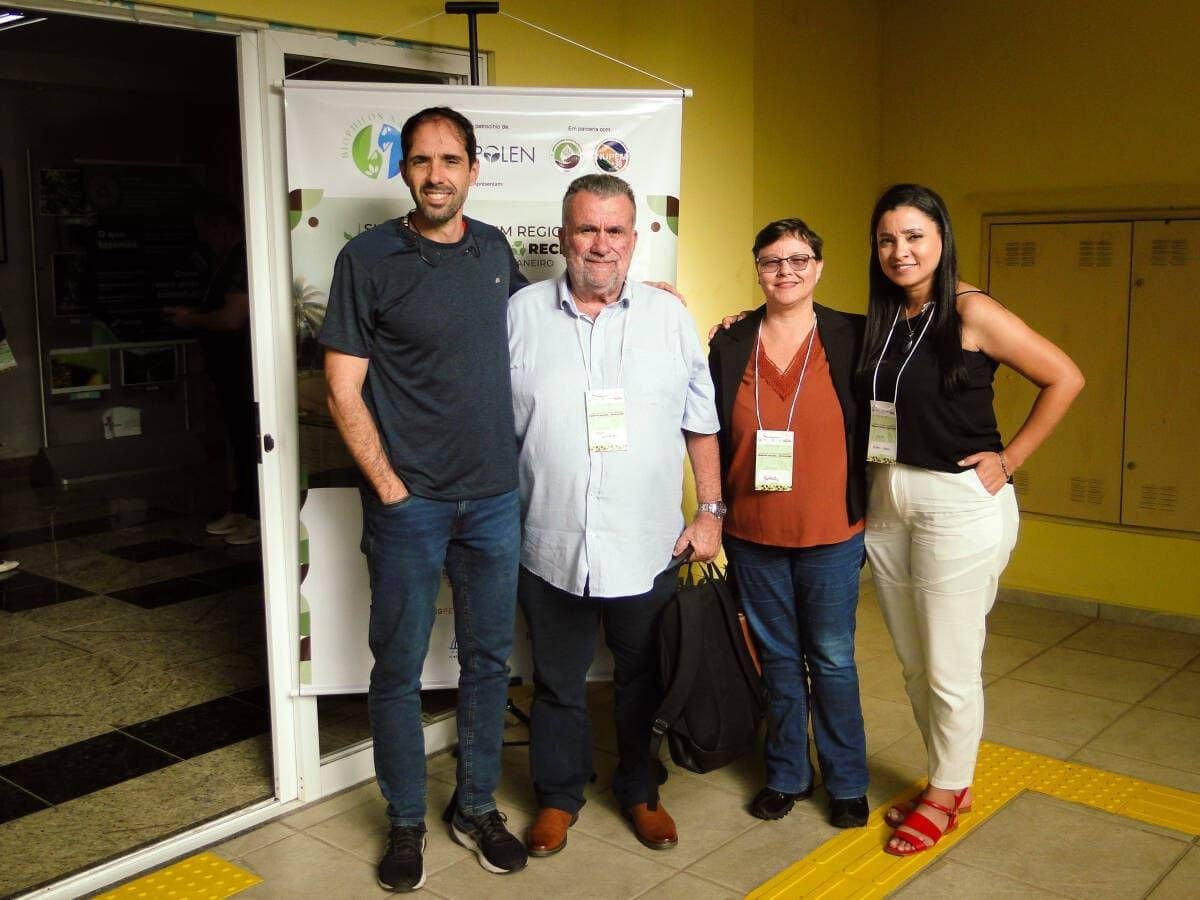 Prof.Lemes, Hézio, Roberta e Débora