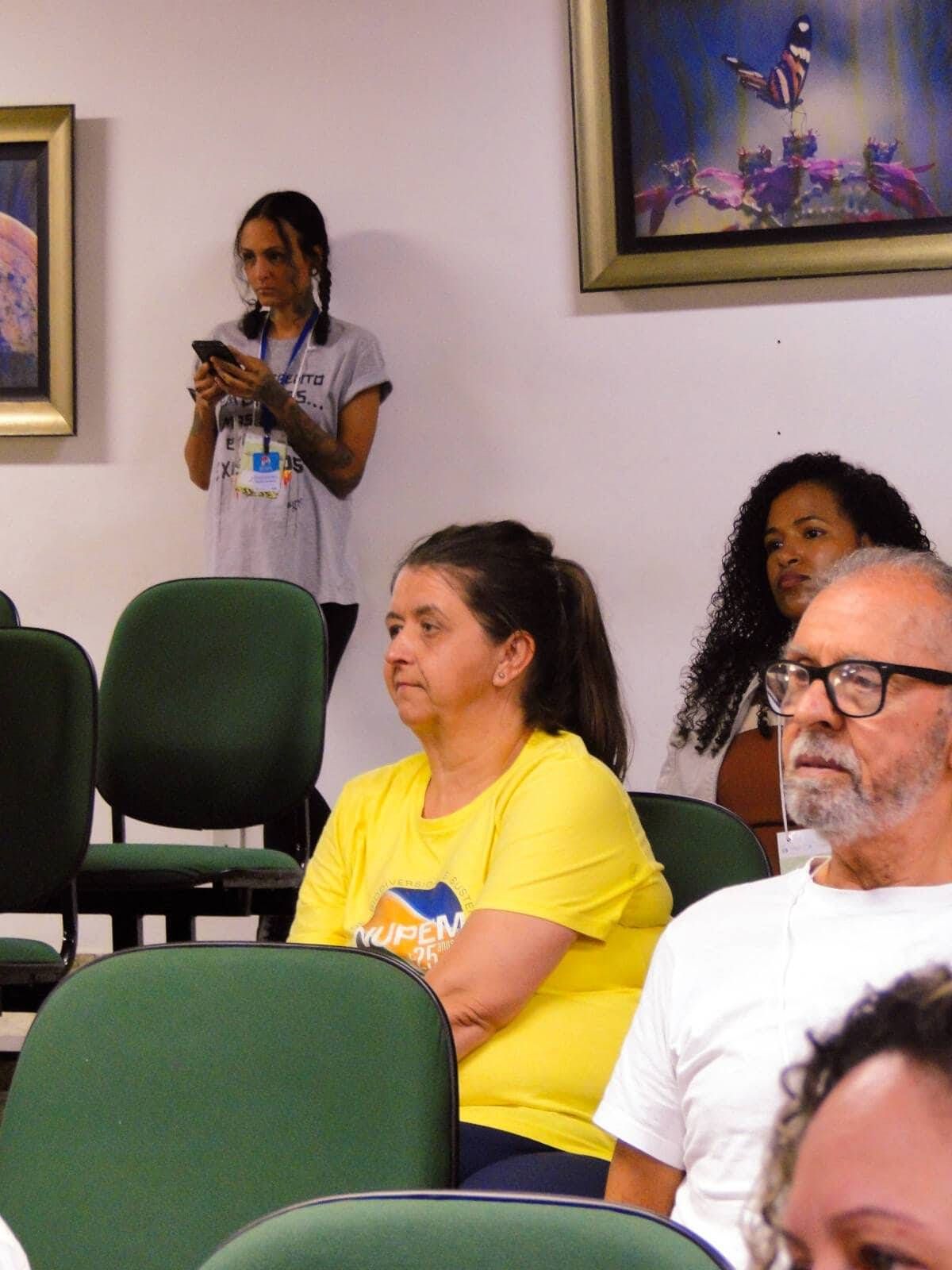 Profª Ana Petry (de amarelo)