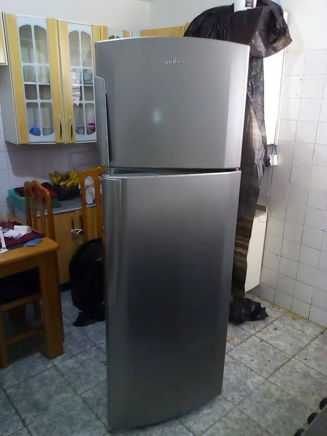 Geladeira bosch com pintura inox.