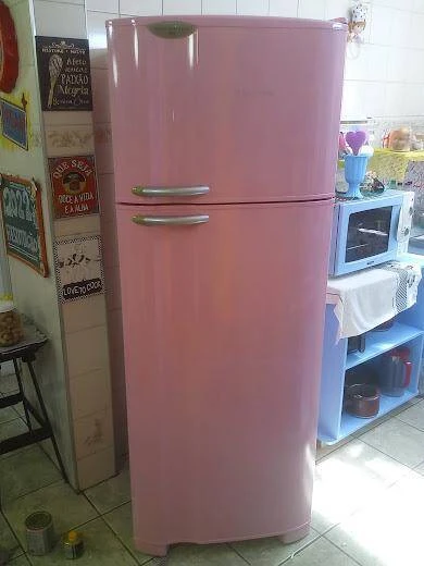 Geladeira rosa.