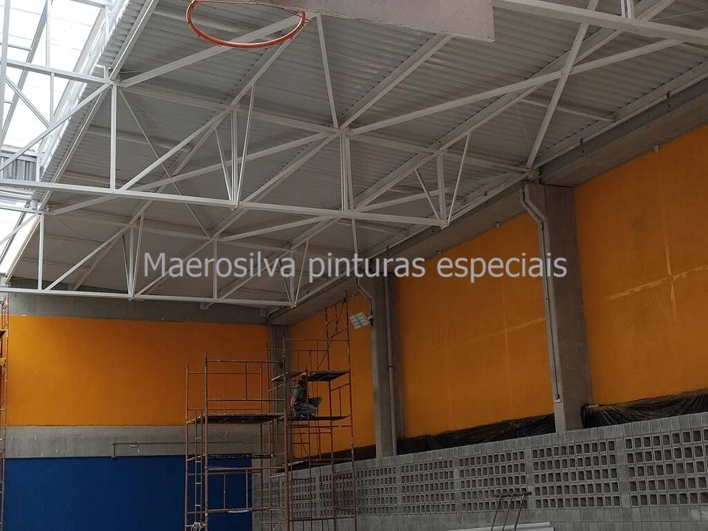 Pintura de quadra em escola.