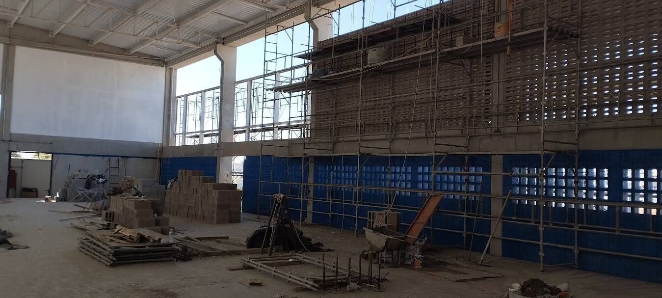 Pintura em construção de escola.