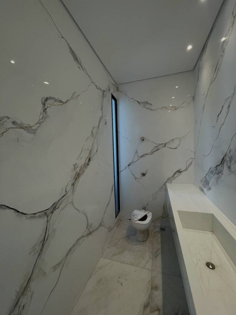 Banheiro com efeito mármore.
