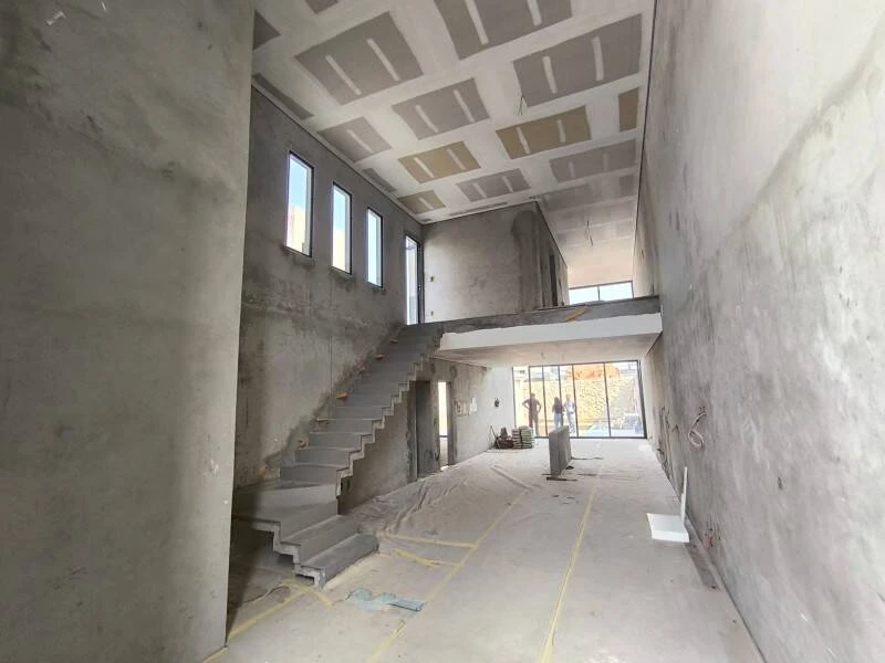 Área interna casa de alto padrão.