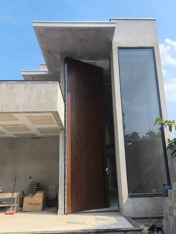 Fachada de casa alto padrão.