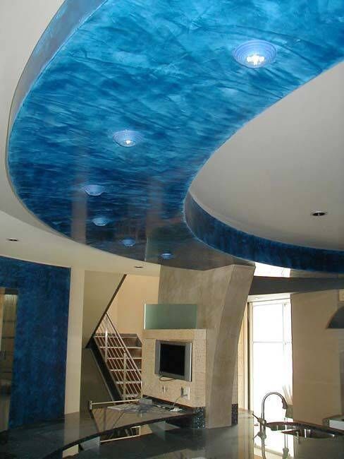 Teto de gesso com efeito mármore azul.
