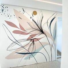 Parede de gesso com pintura floral.