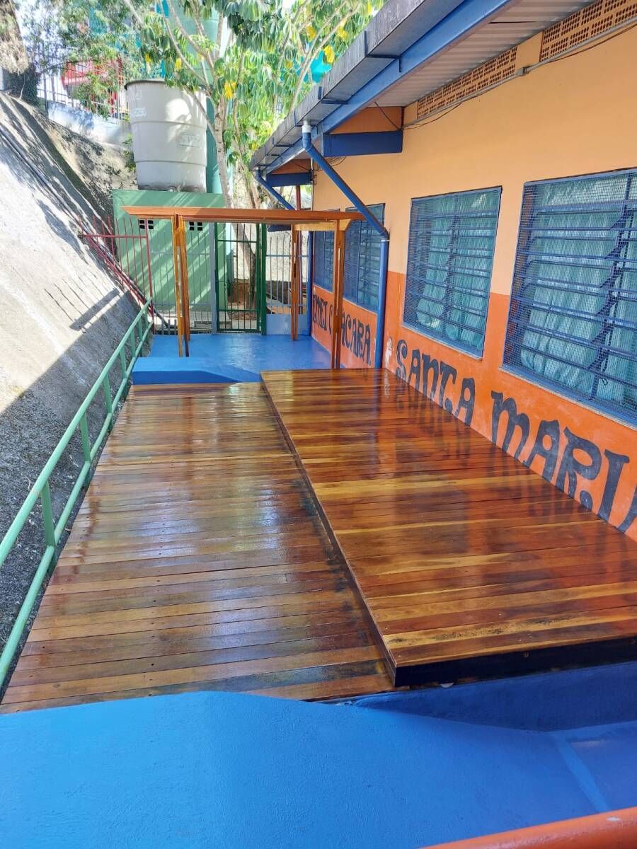 Envernizamento de piso de madeira.