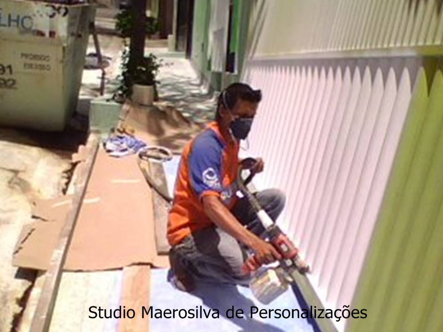 Maerosilva pintando portão.