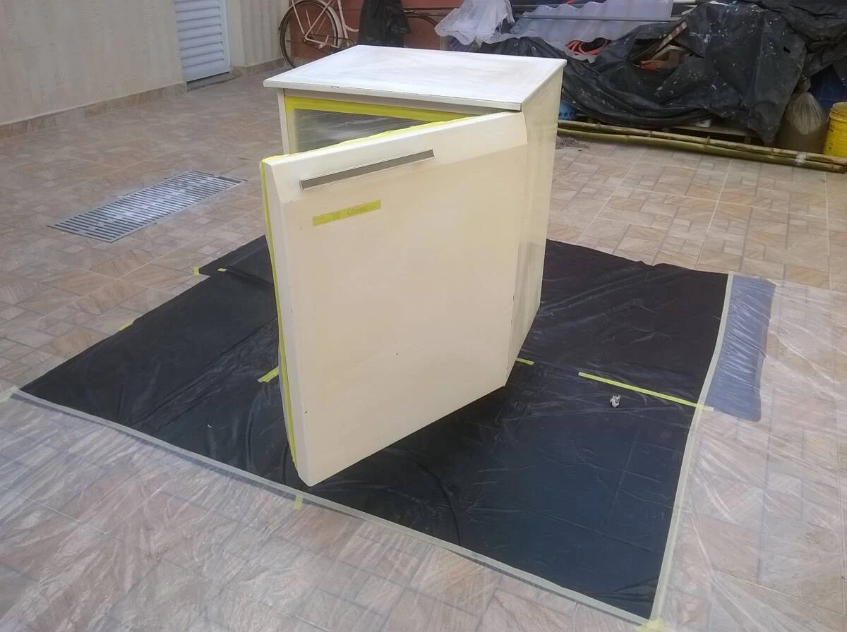 Frigobar antes da pintura