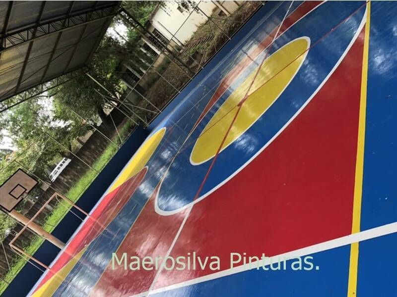 Aplicação de Verniz em quadra.