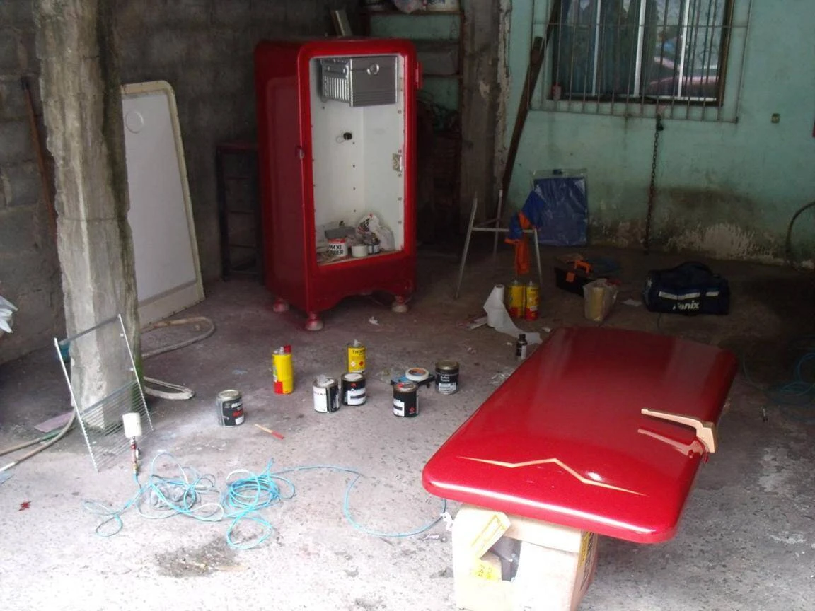Geladeira sendo restaurada.