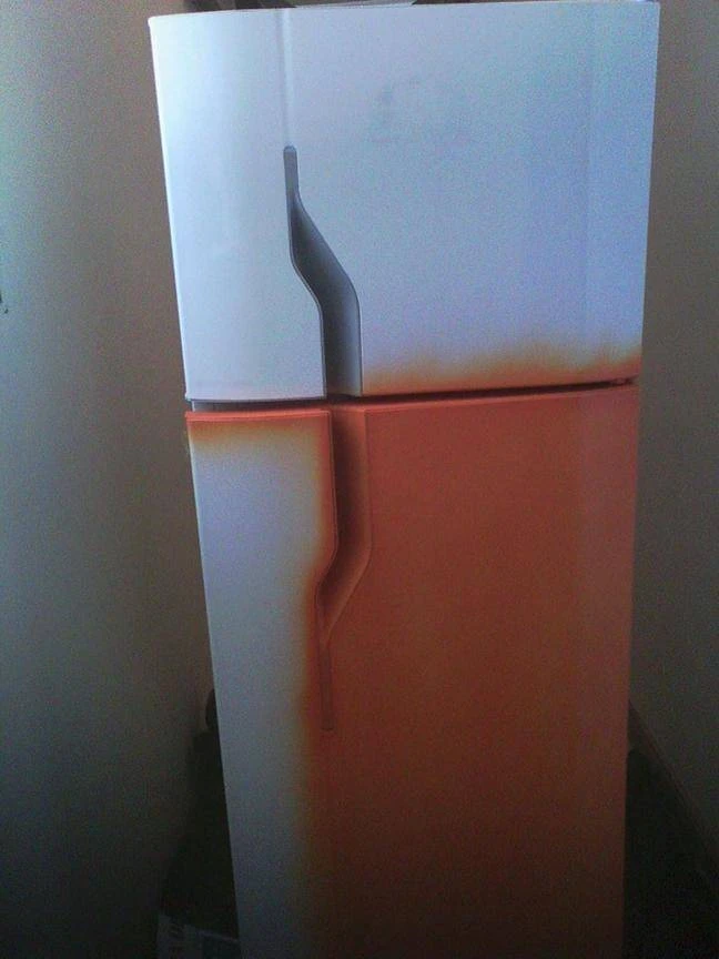 Geladeira eterolux sendo pintada.