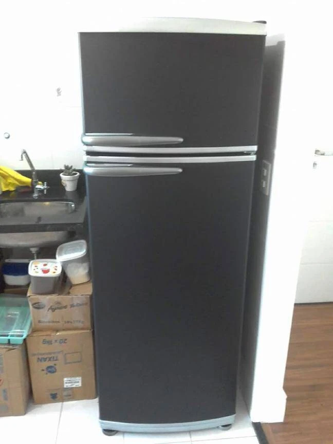 Geladeira em preto fosco.