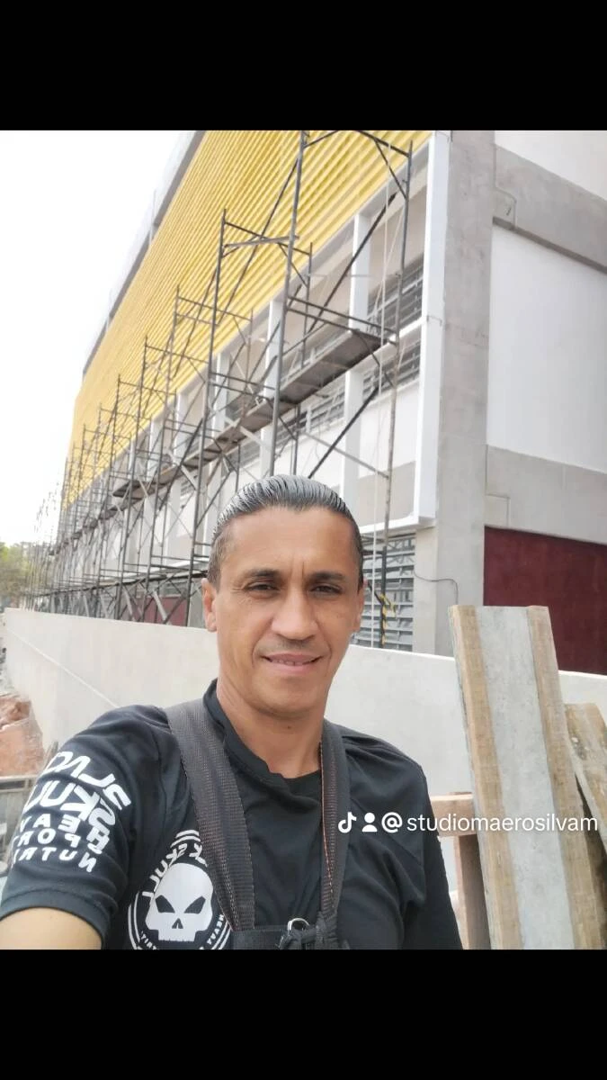 Maerosilva em pintura de escola publica.