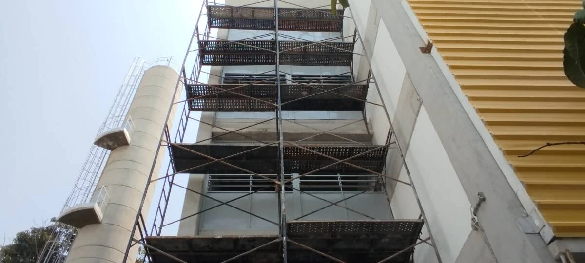 Pintura externa de janelas de ferro.