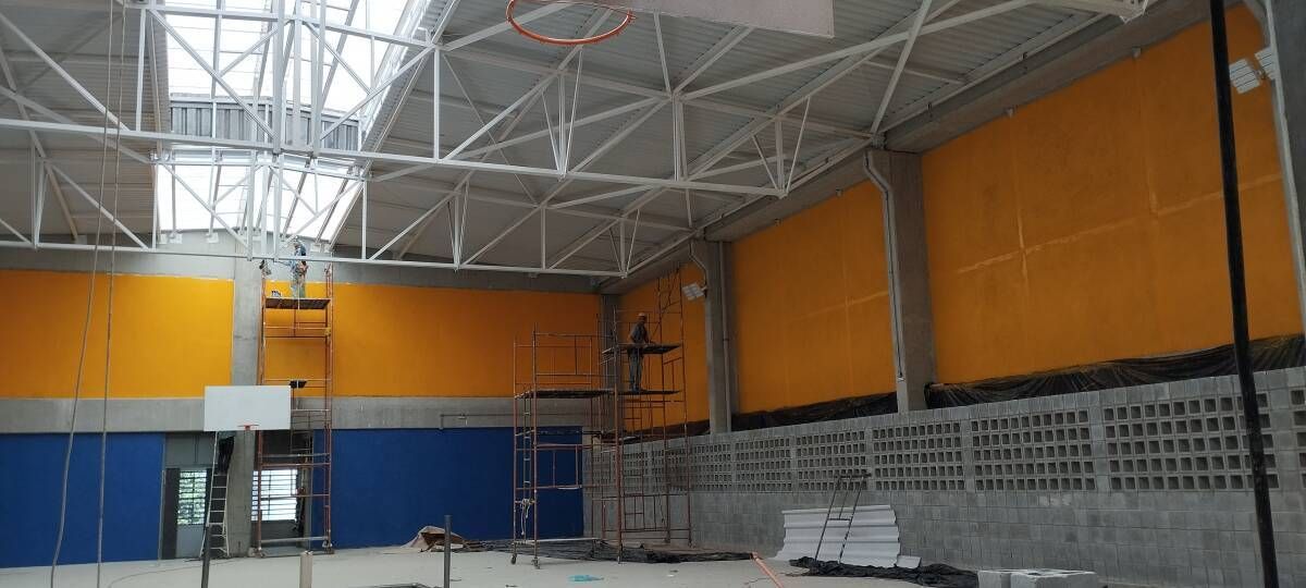 Quadra sendo pintada.