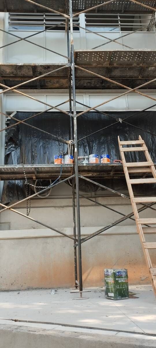 Pintura de janelas de ferro.