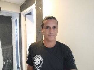 Maerosilva pintando portas em apartamento.