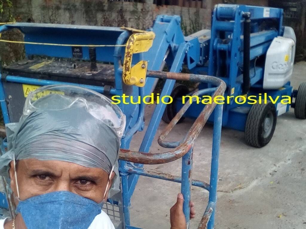 Maerosilva ao lado de maquina á ser restaurad