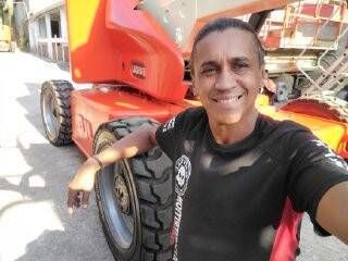 Maerosilva ao lado de maquina restaurada.