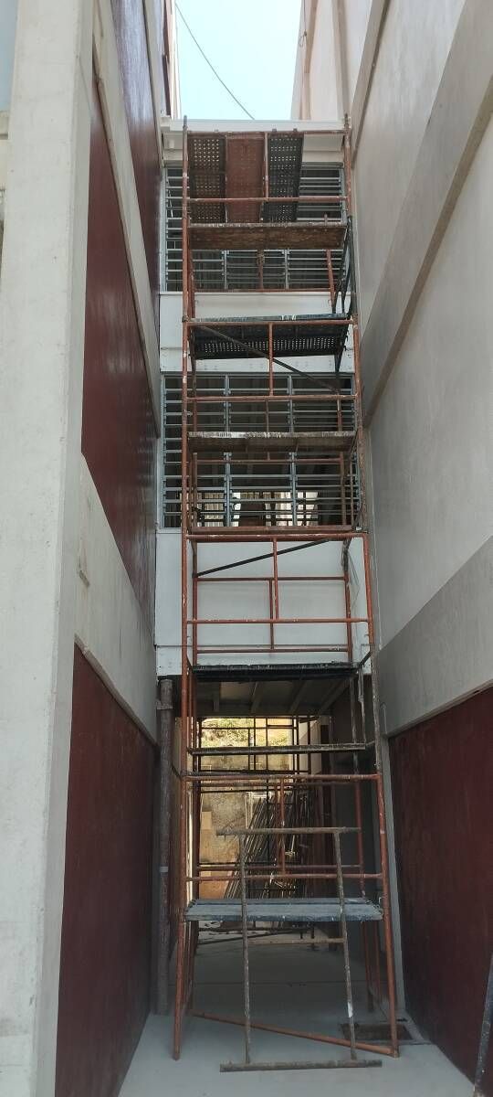 Pintura de janelas em escola.