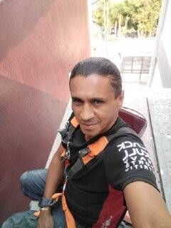 Pintura externa em escola.