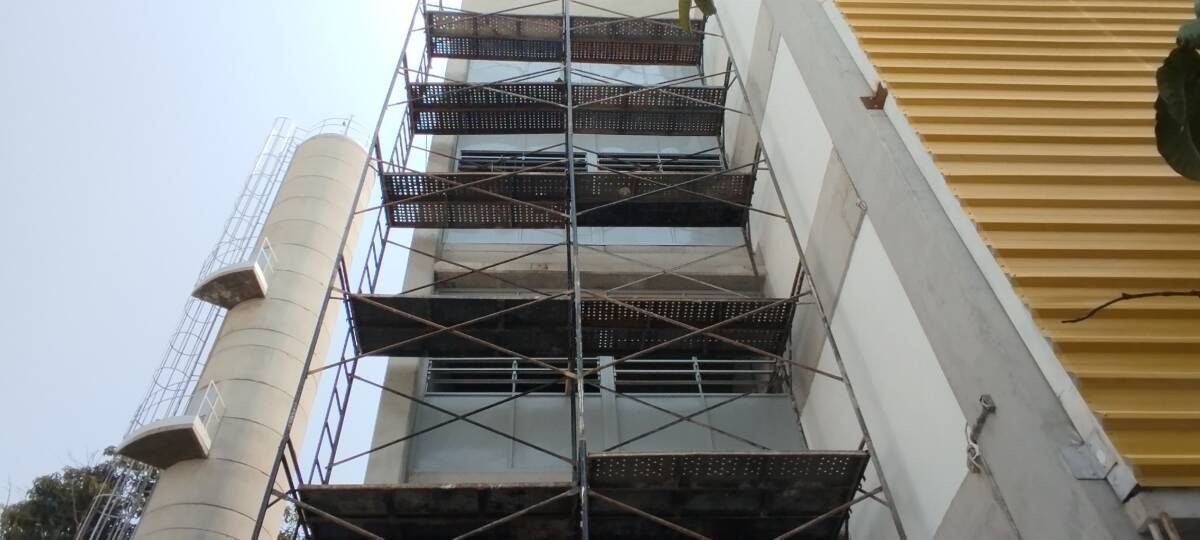 Portas de ferro á serem pintadas.