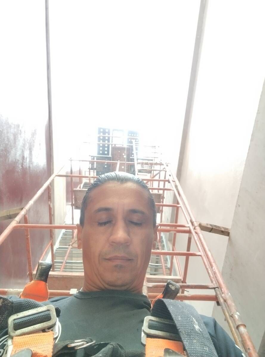 Maerosilva realizando pintura em fachada.