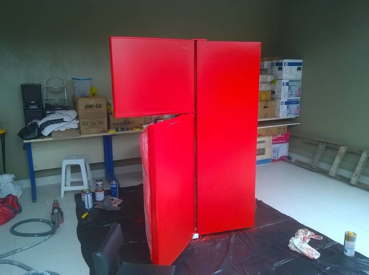 Pintura de geladeira em vermelho
