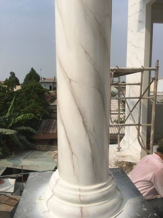 Pilastra concreto com efeito mármore.