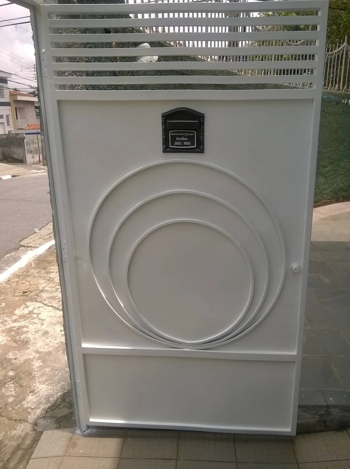 Portão social pintado.