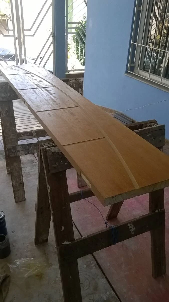 Porta sendo laqueada.