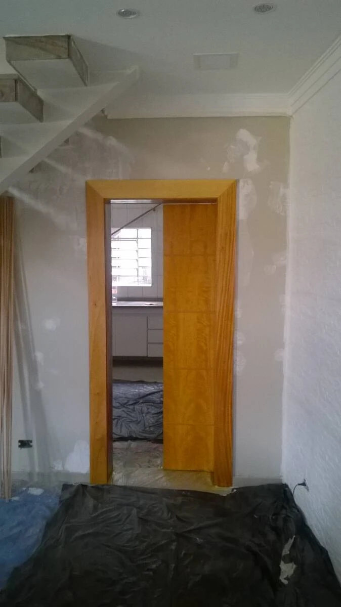 Laqueação de portas e batentes.