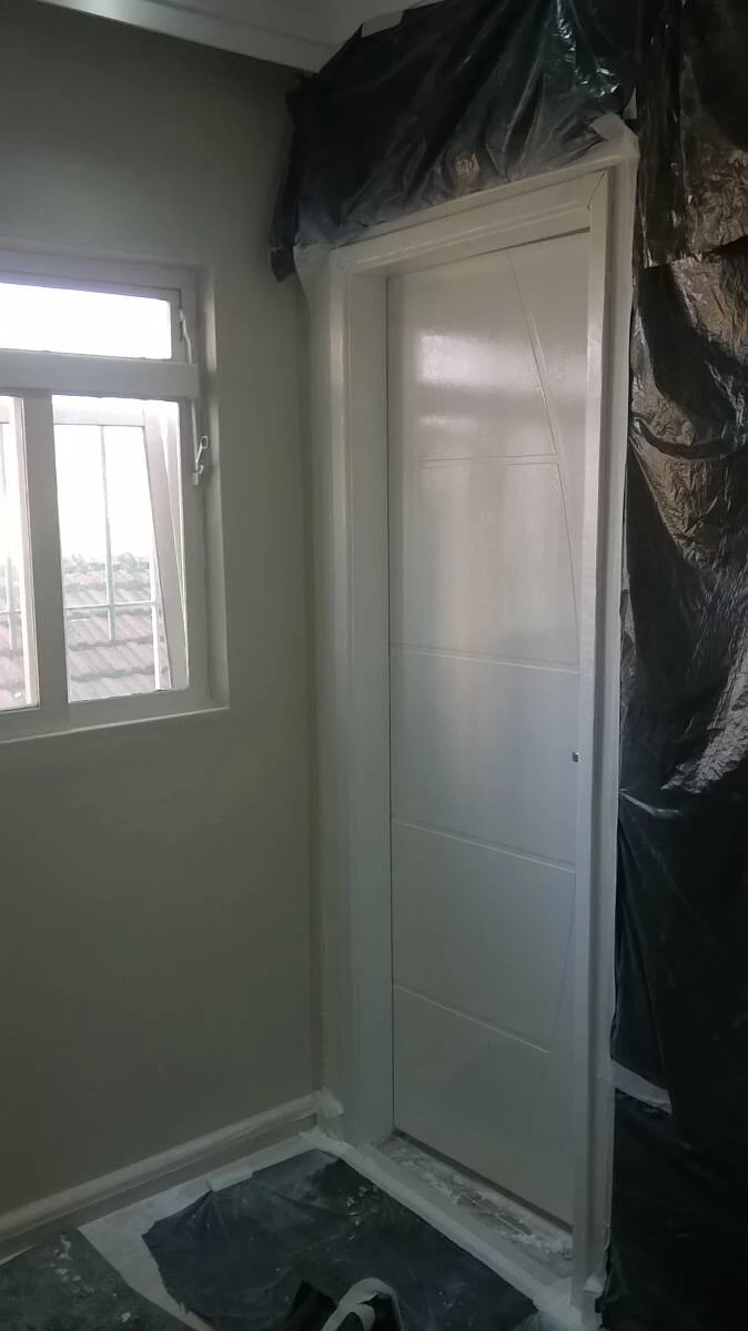 Porta laqueada em branco.