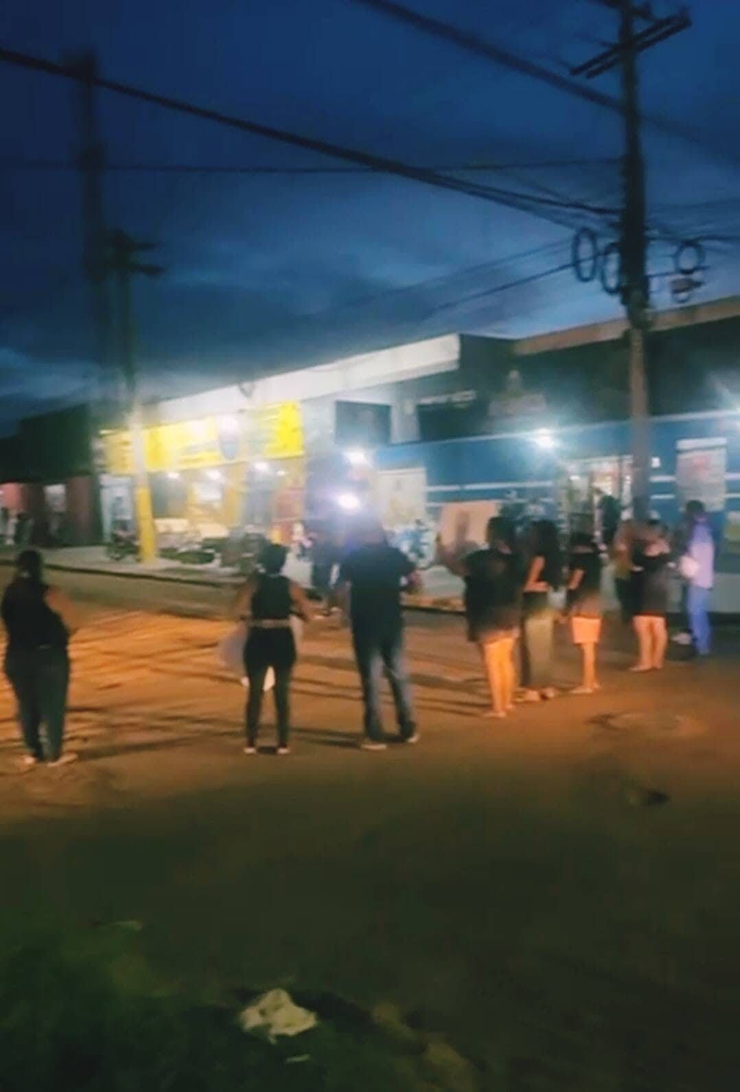 A morte da jovem Alinne, de 25 anos, levou moradores do Jardim Los Angeles a se unirem em protesto.