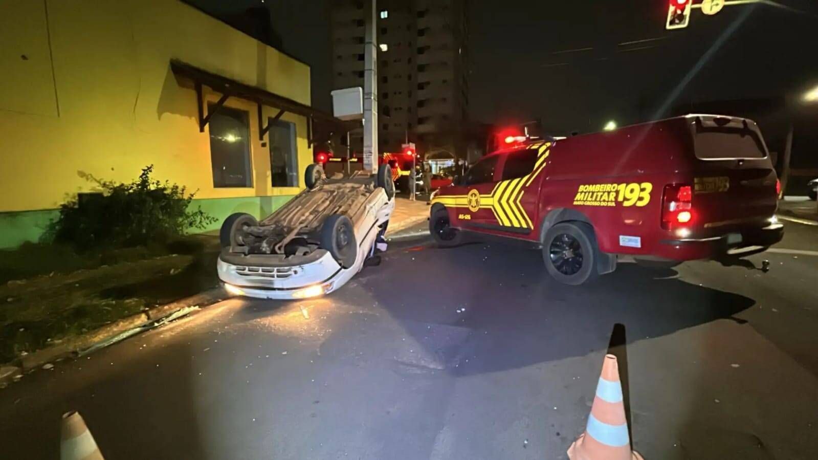Acidente no sábado entre Fiat Palio e moto deixa cinco feridos no Centro de Campo Grande, MS.